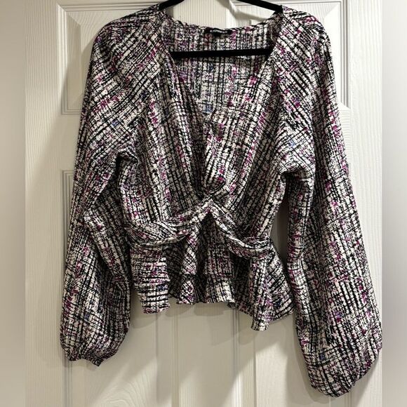 Express blouse with balloon sleeves. - Picture 1 of 4